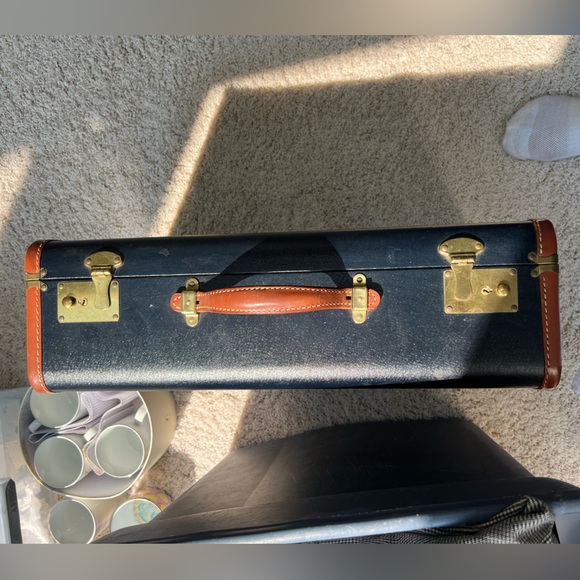 Gorgeous 💙🤎 Vintage Navy Leather Trimmed Trim Suitcase Navy Silk Lining KEY!! - Picture 4 of 15